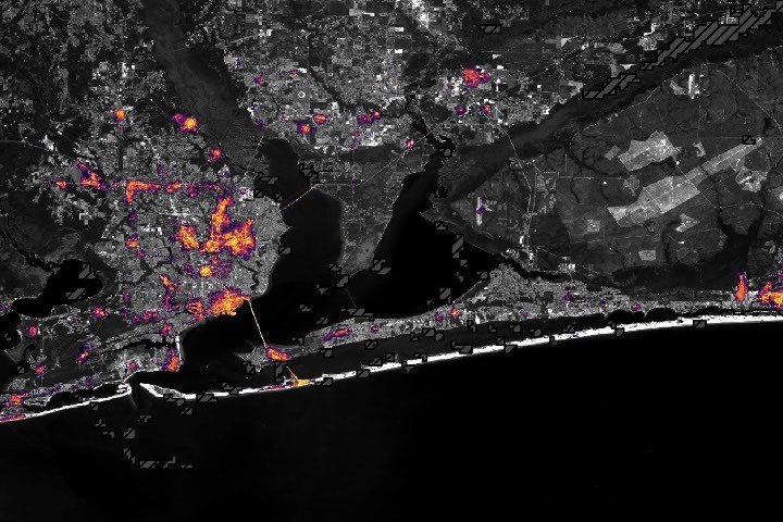 Visualización de luces nocturnas publicada por NASA Earth Observatory sobre el huracán Isaias.
