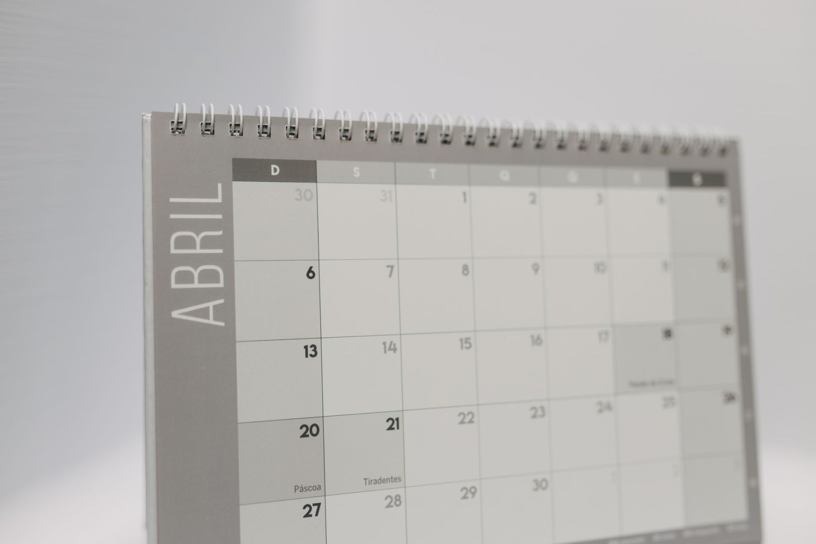 Calendrier de bureau du mois d’avril, au design minimaliste dans des tons gris.