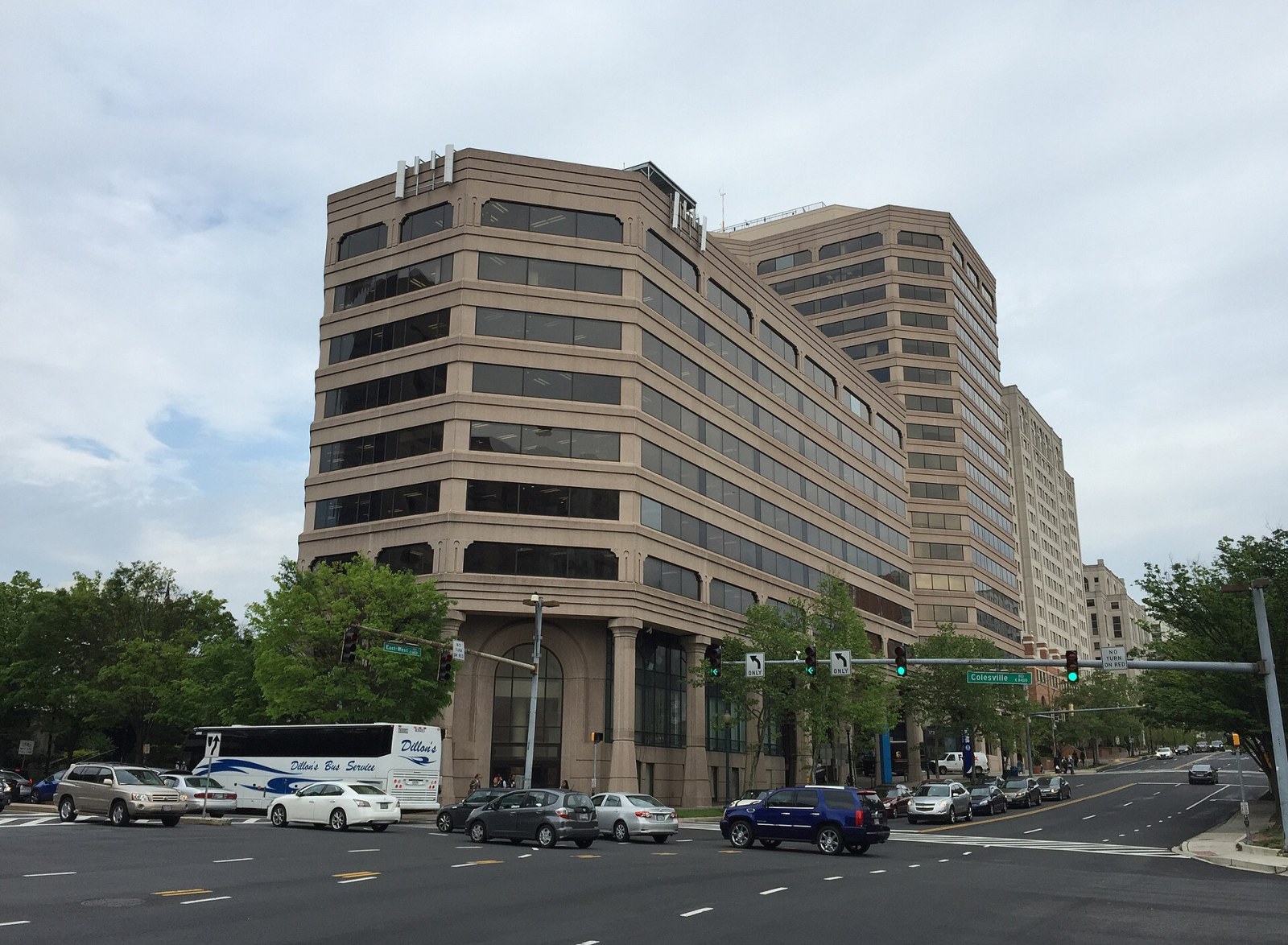 Sede della National Oceanic and Atmospheric Administration all’incrocio tra Colesville Road e East-West Highway a Silver Spring, Maryland, Stati Uniti.