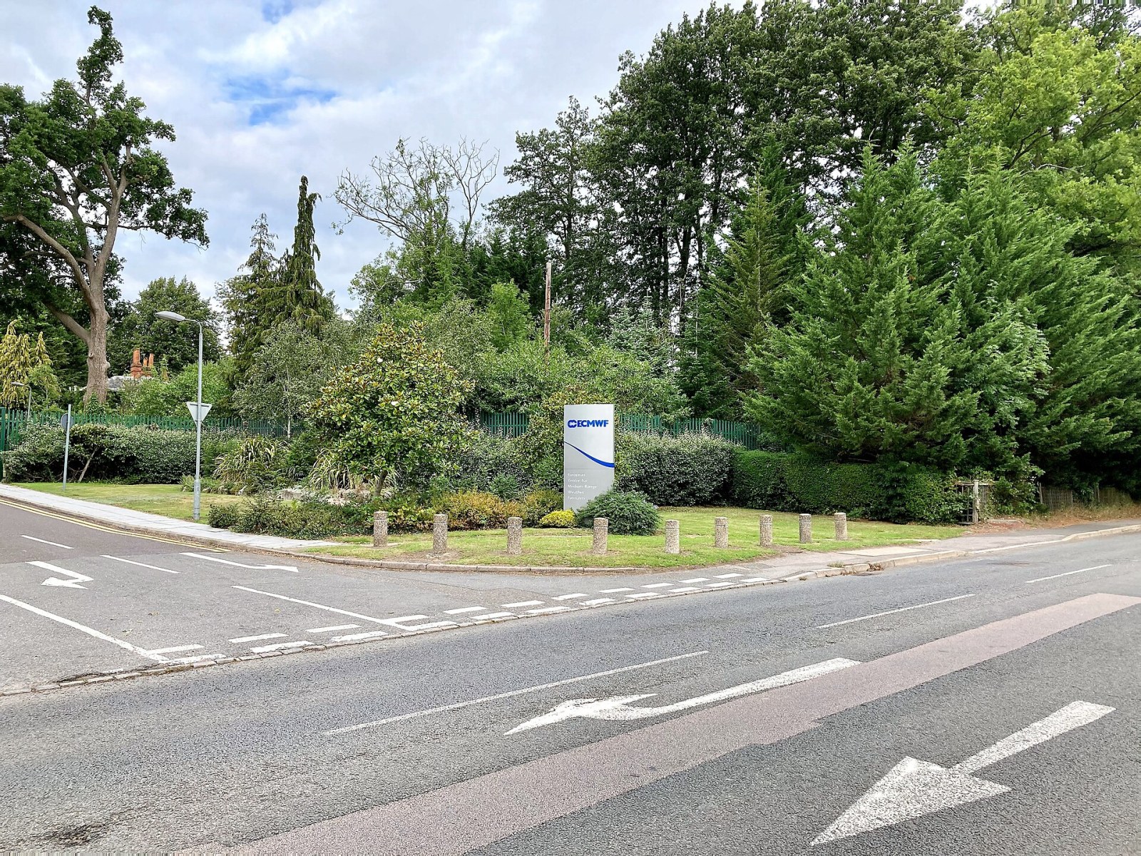 Schild am Eingang des Europäischen Zentrums für mittelfristige Wettervorhersage (ECMWF) in Reading, Vereinigtes Königreich.
